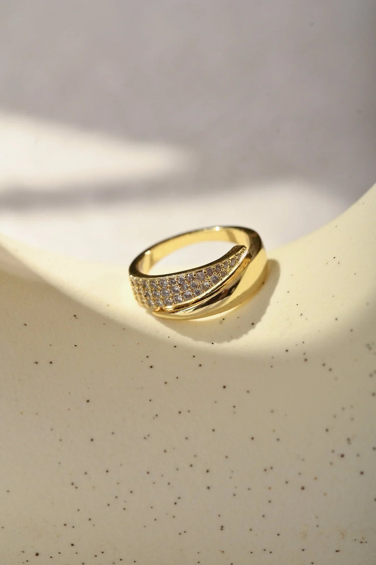 Bague Élégante avec Pierres Brillantes