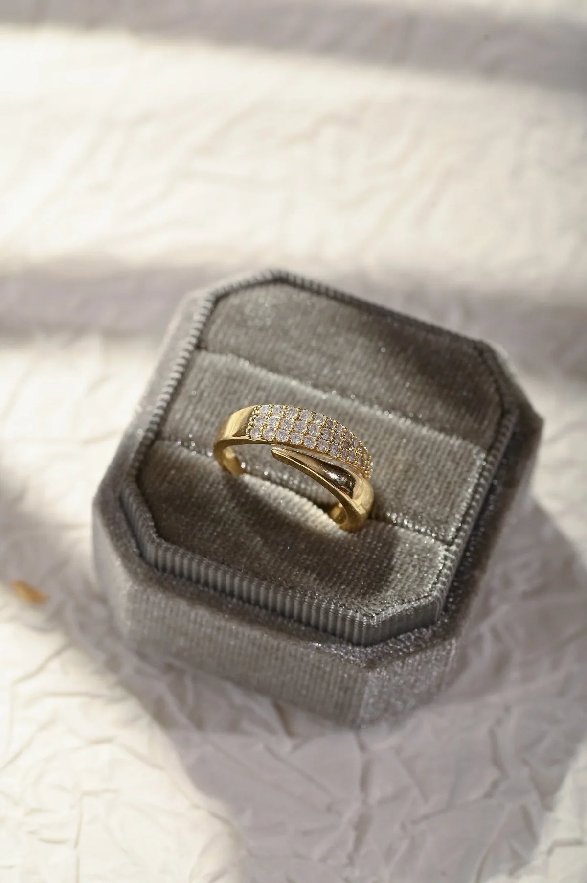 Bague Élégante avec Pierres Brillantes